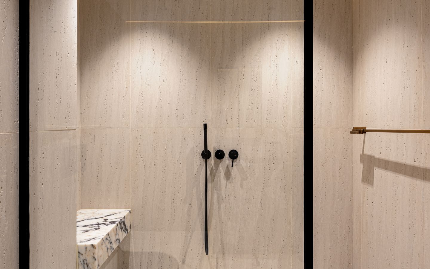 Photographie d’illustration : Douche à l’italienne avec vitrage et revêtement contemporain