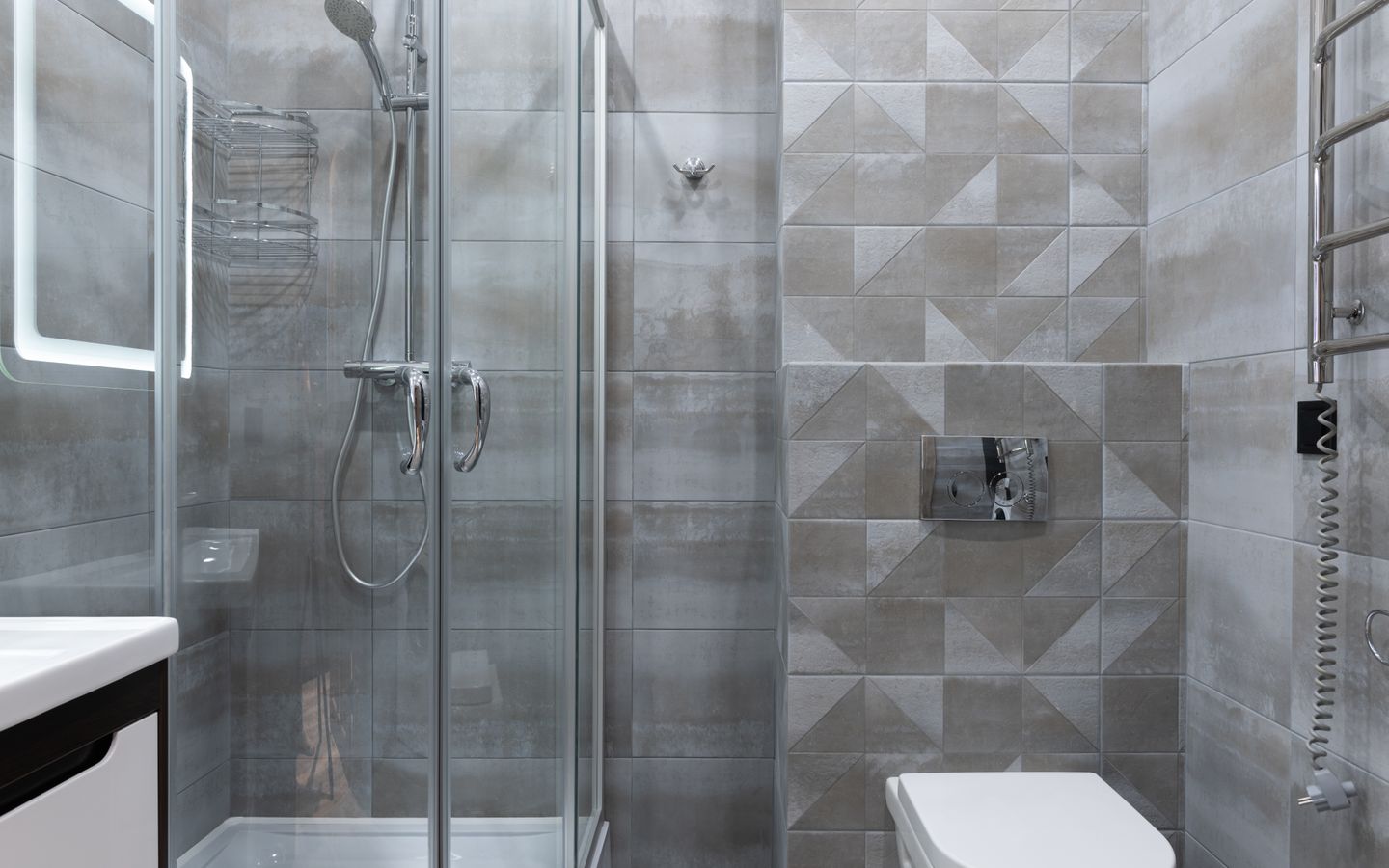 Photographie d’illustration : Sanitaires installés dans une salle de bain, lavabo et WC