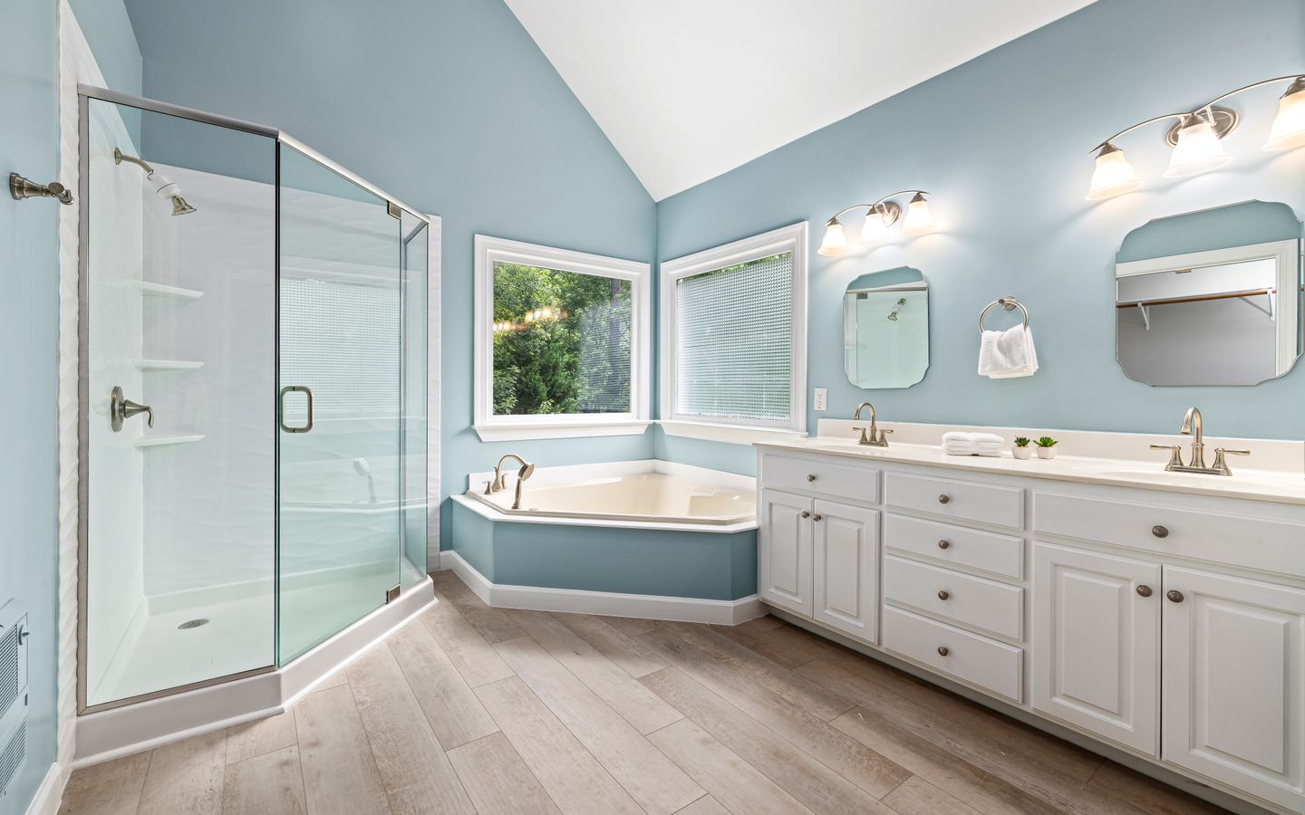 Photographie d’illustration : Salle de bain moderne rénovée, douche et double vasque