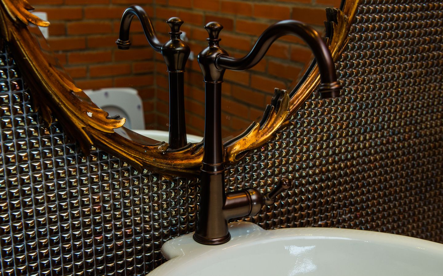 Photographie d’illustration : Mitigeur et robinetterie de lavabo, détail rapproché